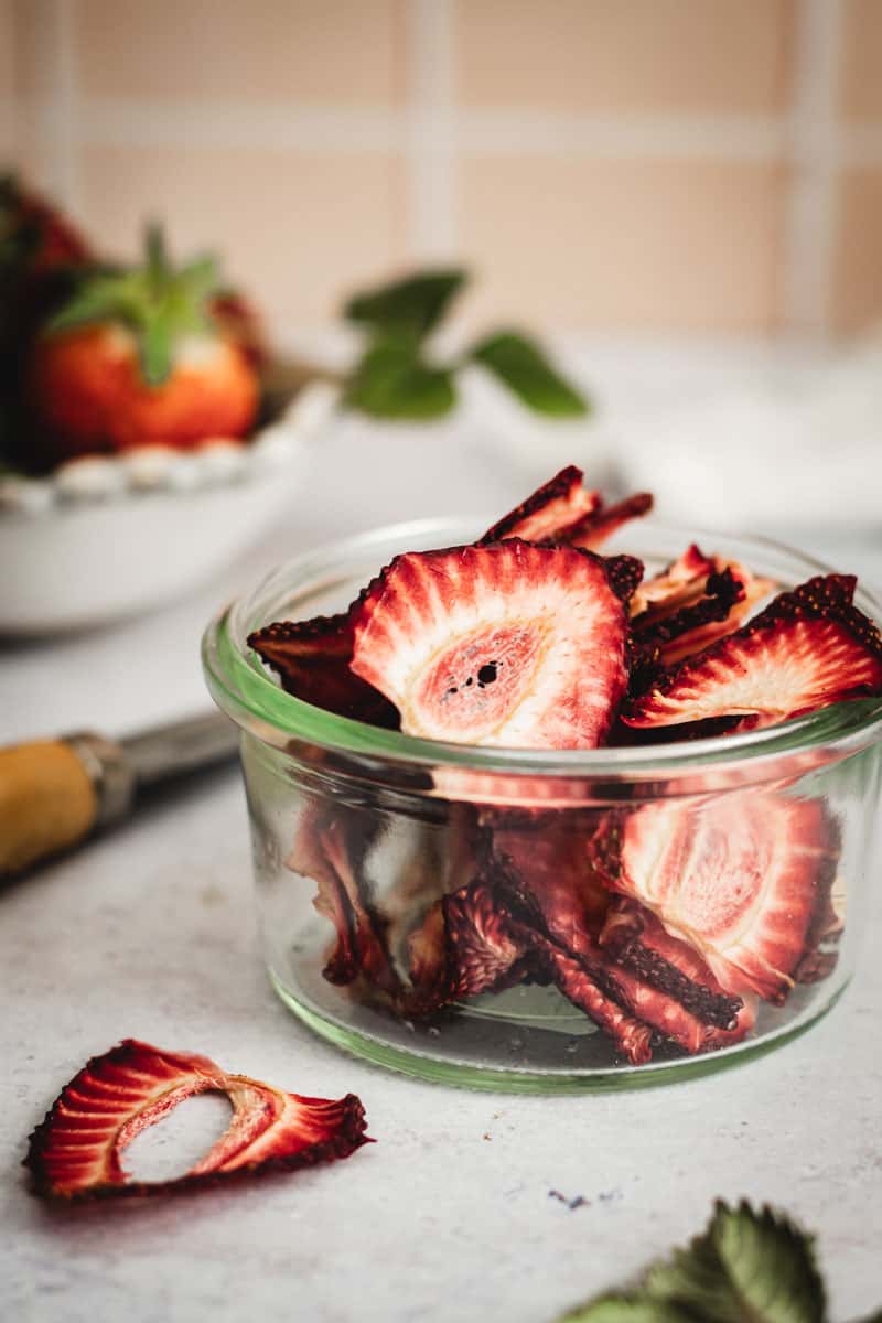 How to make dehydrated strawberries (with a dehydrator)